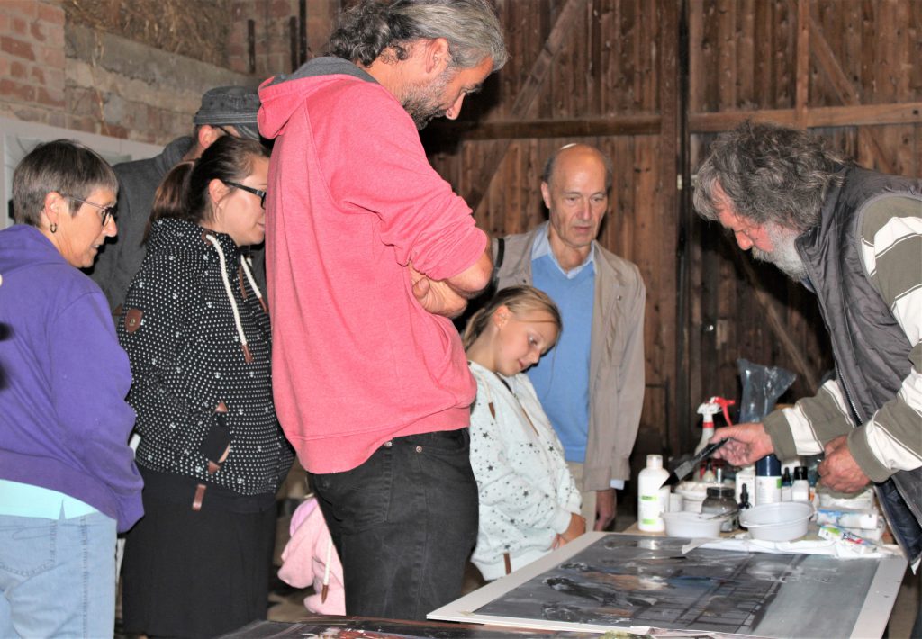 Manfred Kempe (rechts) mit Acylmalerei auf Tierfotos