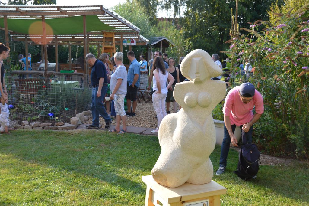 Norbert Wicke Holzskulpturen in Scheune und Garten